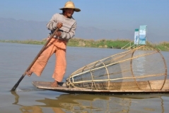 Fischer auf traditionellem Fischerboot