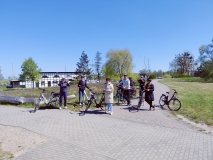 Acht Jurymitglieder mit E-Bikes am Stettiner Haff.