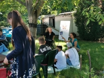 Gruppe von Menschen in einem Garten beim Lernen