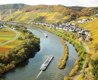 Blick von oben auf den Rhein mit Schifffahrt