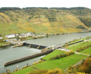 Blick auf eine Staustufe im Rhein mit Schleusenkanal