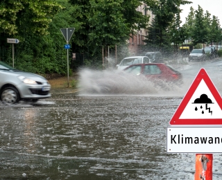 Autos auf überfluteten Straßen