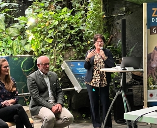 Dr. Viktoria Michel, Prof. Theo Pagel und Sabine Riewenherm bei der Vorstellung des Geckos