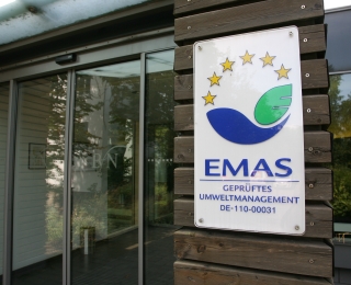 Haupteingang des BfN-Gebäudes in Bonn mit dem EMAS-Prüfsiegel 