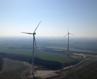 Zwei Windkraftanlagen auf einem Feld
