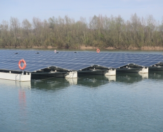 schwimmende Solaranlage auf einem künstlichen See