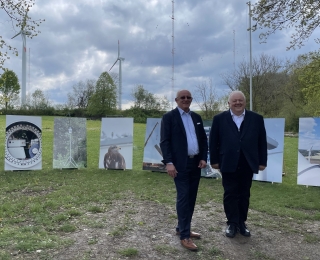 Prof. Dr. Frithjof Staiß und Dr. Alfred Herberg am Windenergietestfeld 