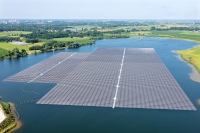 schwimmende Sonnenkollektoren auf einem See