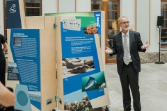 Dr. Jochen Krause neben einer Ausstellungswand