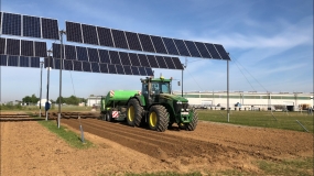 Agri-Photovoltaik mit leichter Unterkonstruktion zur gleichzeitigen Nutzung von Flächen für die Landwirtschaft als auch zur Stromproduktion.