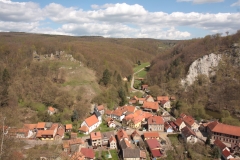 Blick von einem Aussichtspunkt auf das im Durchbruchstal der Nasse liegende Dorf Questenburg.