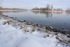Der Elbe-Strom bei Rosslau an einem verschneiten Wintertag.