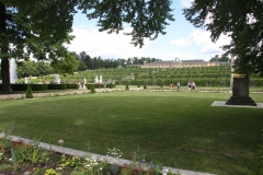 Zu sehen ist das Schloss Sanssouci an einem Sommertag.