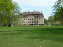 Das Bild zeigt das Schloss Branitz an einem Frühlingstag.