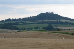 Das Foto zeigt einen Blick auf die bewaldete Anhöhe Veste Otzberg. Die Burganlage ist schemenhaft zu erkennen.