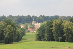 Zu sehen ist die Parklandschaft Muskau mit dem neuen Schloss im Hintergrund.
