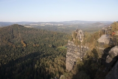 Von einem Aussichtspunkt aus sind steil abfallende Felsnadeln zu sehen. Im Hintergrund dehnt sich ein unzerschnittener Wald aus.