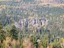 Das Foto zeigt markante Felsformationen des Zittauer Gebirges inmitten des Waldes.