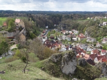 Von einer erhöhten Stelle ist die Stadt Pottenstein zu sehen.