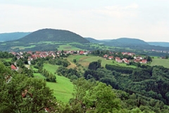Blick nach Ost-Südost über Rechberg und Stuifen in das Östliche (Schwäbische) Albvorland. Weit im Hintergrund der Anstieg zur Mittleren Kuppenalb (940
