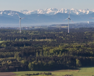 Windkraftanlagen mit Starnberger See und Alpen im Hintergrund