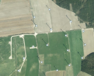 Freie Fläche mit Markierungen für Windkraftanlagen 
