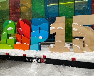 Die Abbildung zeigt Impressionen zur CBD COP 15 in Montréal/Kanada, wo der Schriftzug COP 15 aus Holz dargestellt wurde und ein Schneemann steht davor.