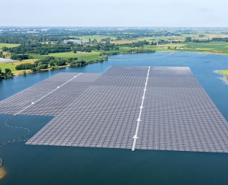 schwimmende Sonnenkollektoren auf einem See