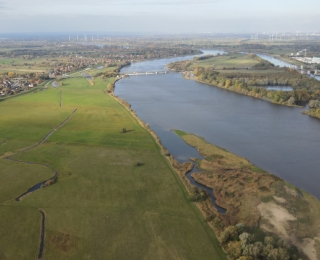 Luftaufnahme vom Rönner Werder - NSG Elbeniederung mit Elbe und Grünlandflächen