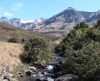 Berglandschaft mit Fluss in Südafrika